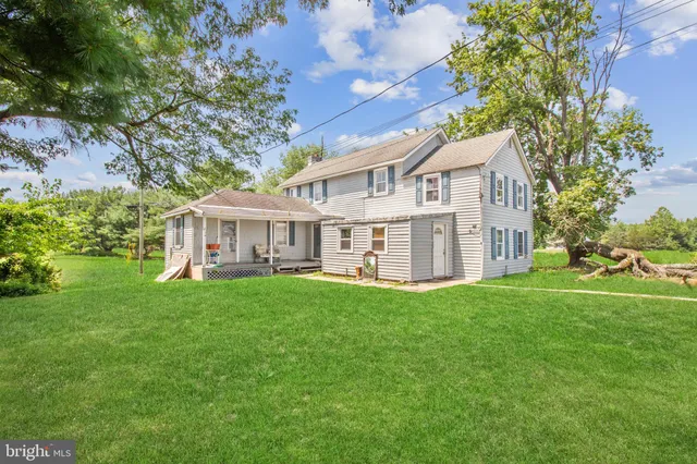 a view of a house with backyard and garden