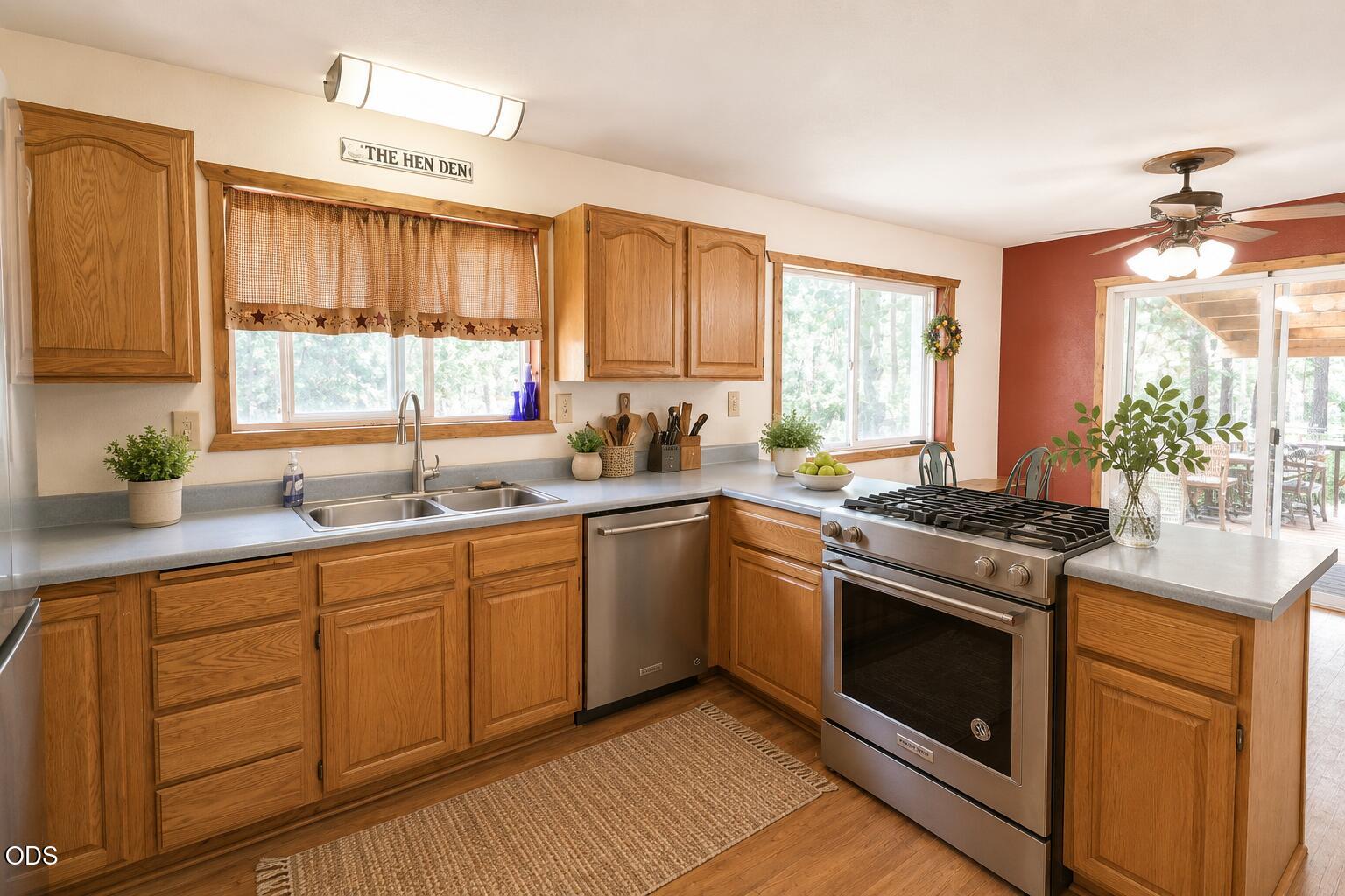 16010 Clover Creek Road Klamath Falls, OR 97601 - Photo 2 of 20