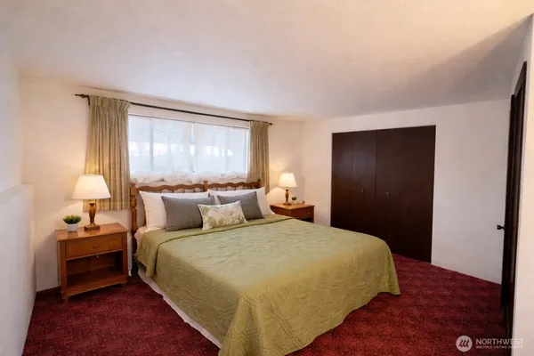 a view of empty room with window