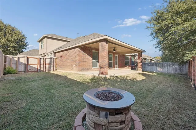 a view of a house with backyard