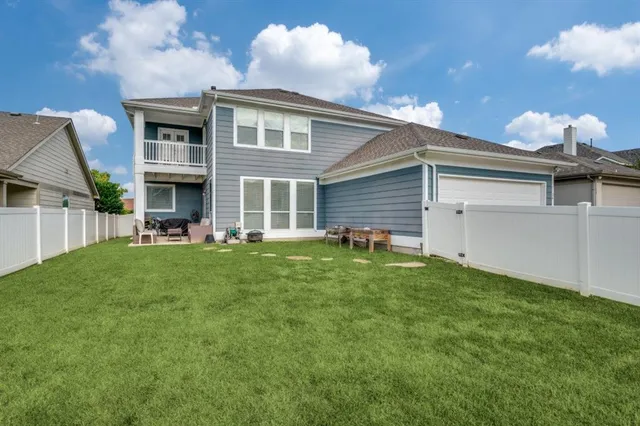 a view of a house with backyard and porch
