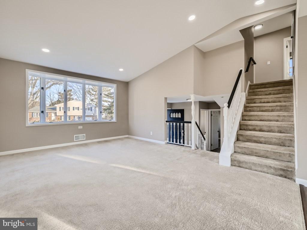 8404 Saunders Road Lutherville-Timonium, MD 21093 - Photo 6 of 33 Living Room