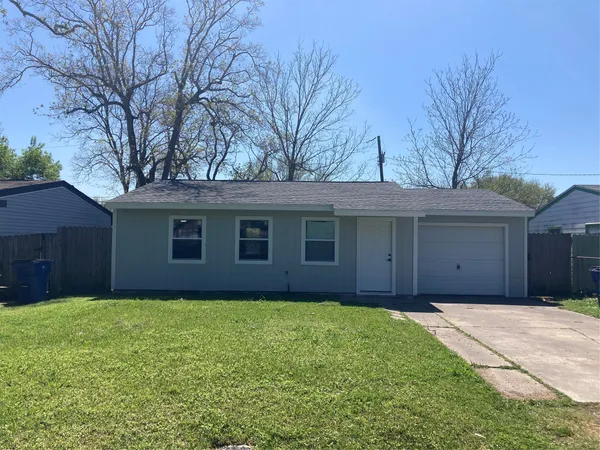 $1,600 | 2627 32nd Avenue North, Texas City, TX 77590