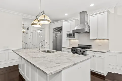 $675,000 | 2222 West Belmont Avenue, Unit 301, Chicago, IL 60618