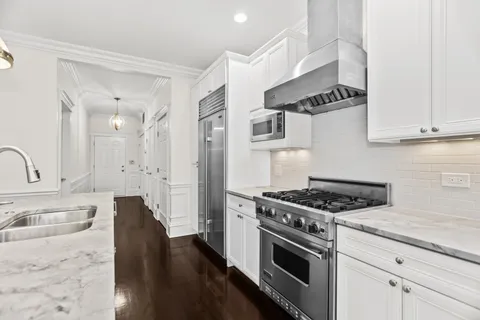 $675,000 | 2222 West Belmont Avenue, Unit 301, Chicago, IL 60618