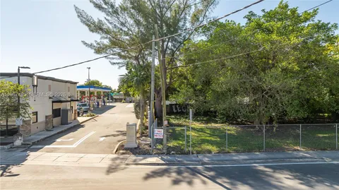 a view of yard with green space