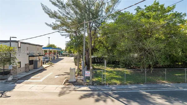 a view of yard with green space