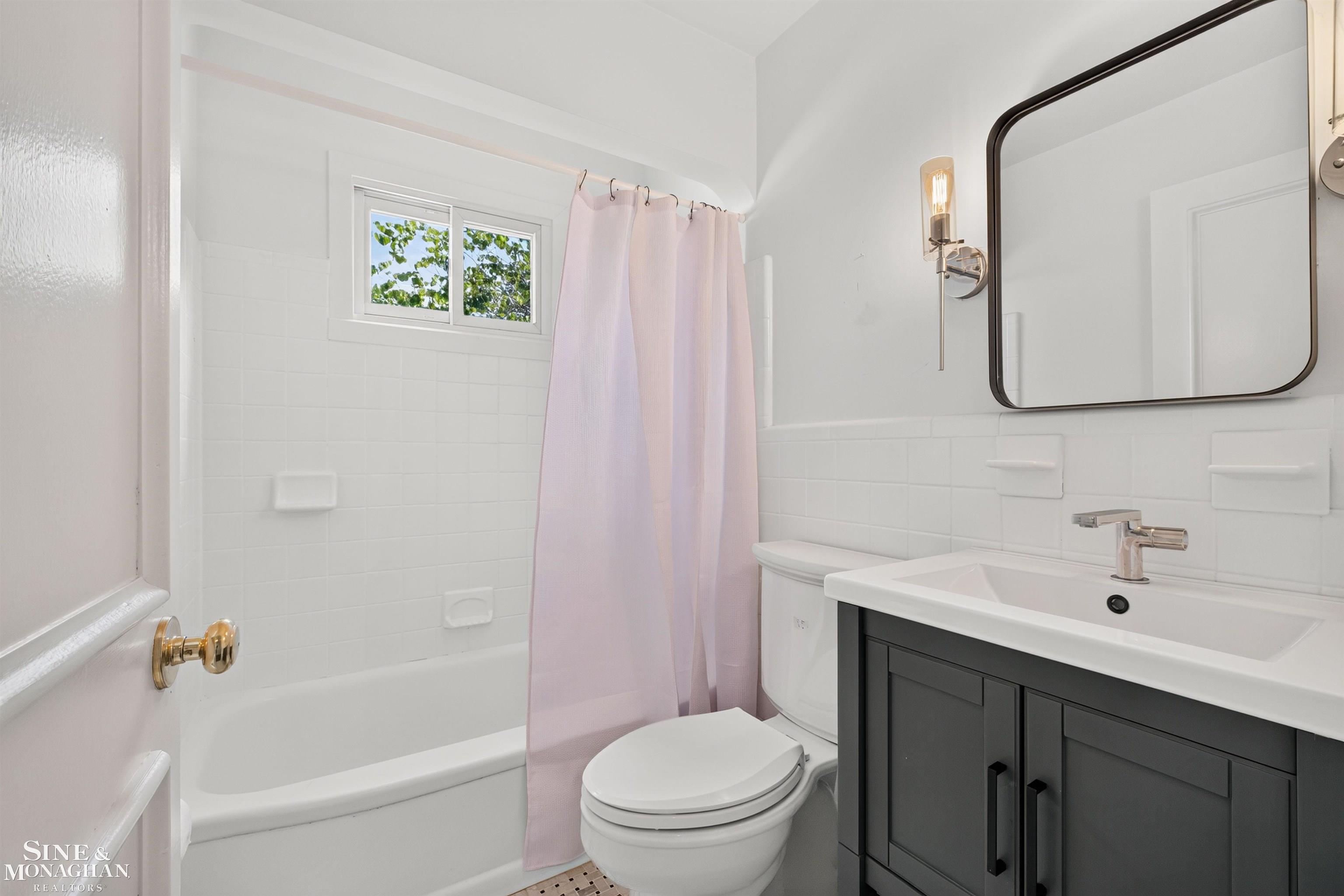 1776 Hampton Road Grosse Pointe, MI 48236 - Photo 16 of 37 50213018-41acbd78-802f-41da-922f-fbd3574aeeb0.JPG
