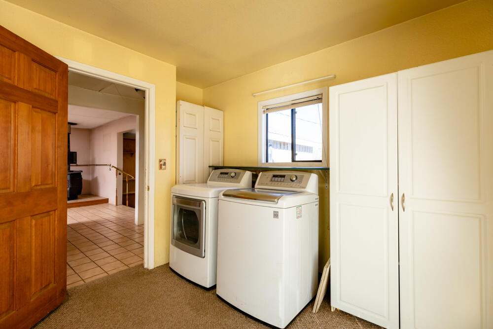 21550 Sprague River Road Chiloquin, OR 97624 - Photo 16 of 34 Main house laundry room
