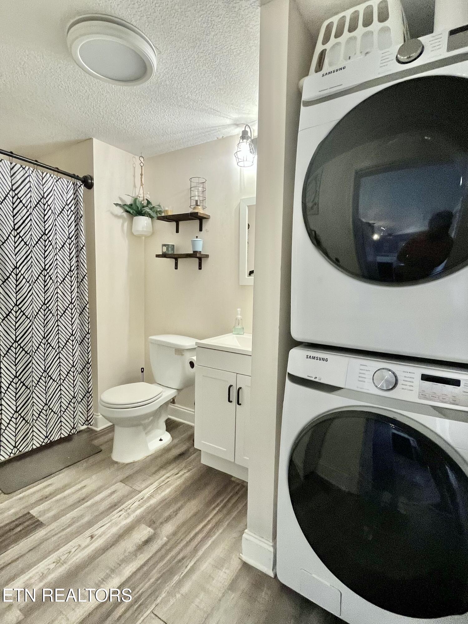 607 Church Street Loudon, TN 37774 - Photo 7 of 14 REAR FULL BATH