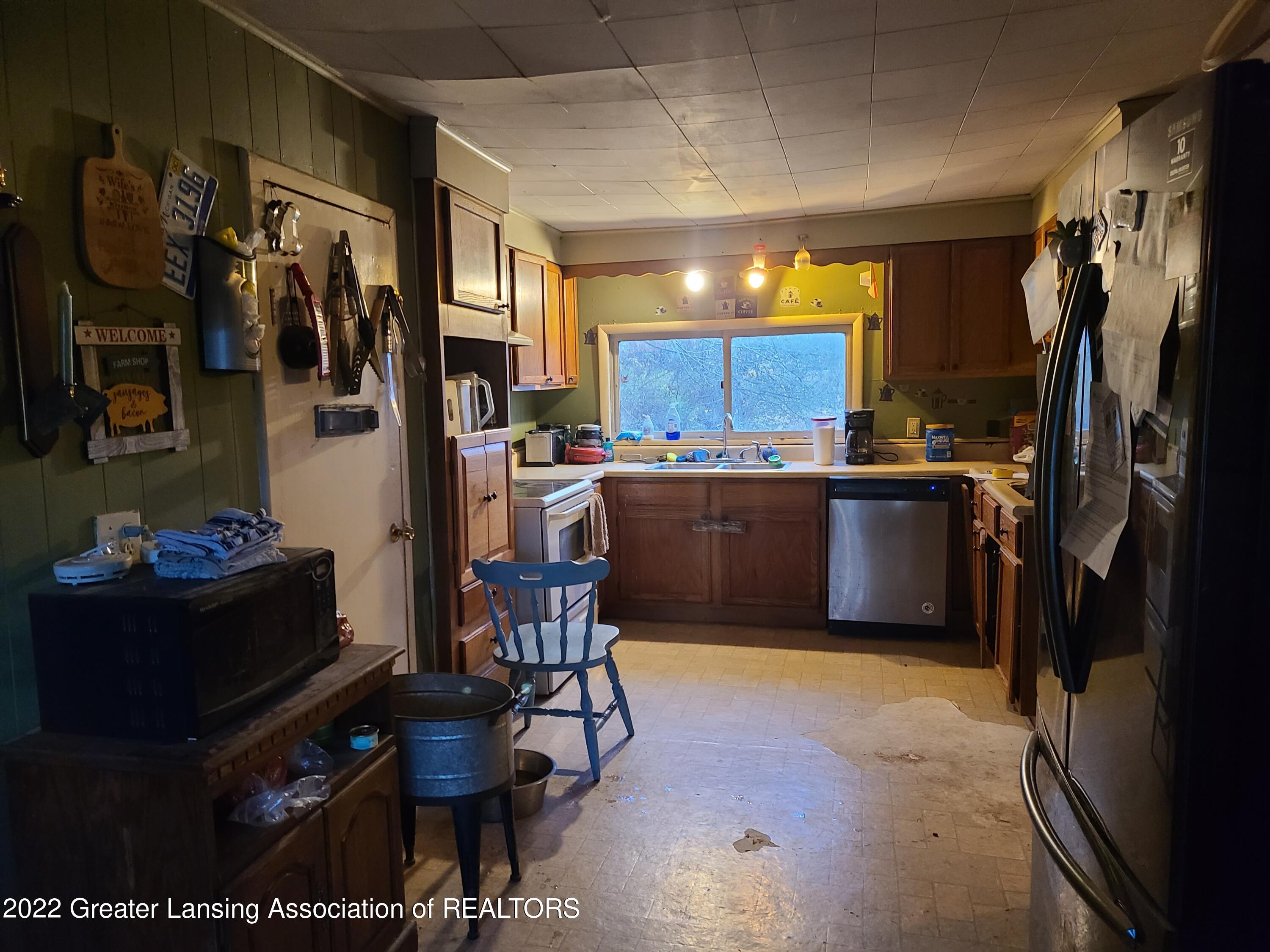 21548 Junction Road Bellevue, MI 49021 - Photo 13 of 15 20221026_183059