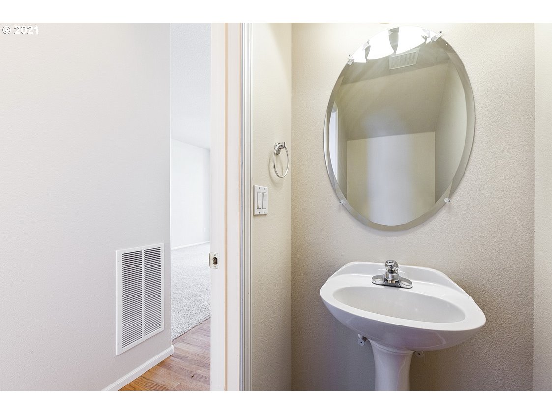 542 Northeast Bridgeton Road Portland, OR 97211 - Photo 11 of 31 Gallery Image 11