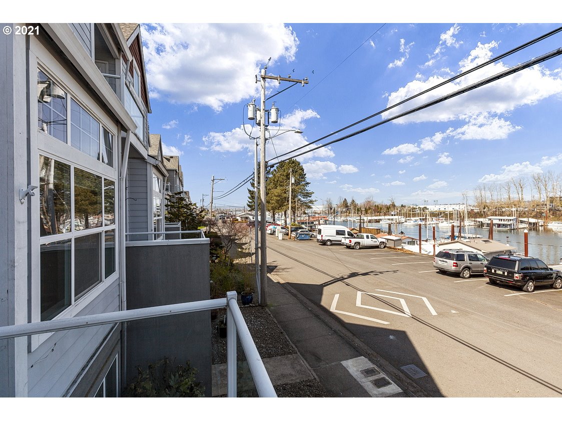 542 Northeast Bridgeton Road Portland, OR 97211 - Photo 12 of 31 Gallery Image 12