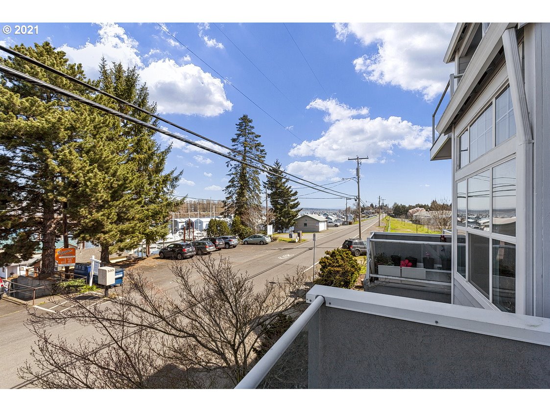 542 Northeast Bridgeton Road Portland, OR 97211 - Photo 13 of 31 Gallery Image 13