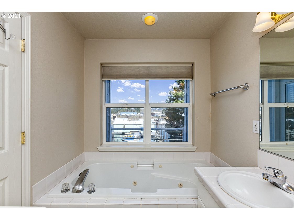 542 Northeast Bridgeton Road Portland, OR 97211 - Photo 17 of 31 Gallery Image 17
