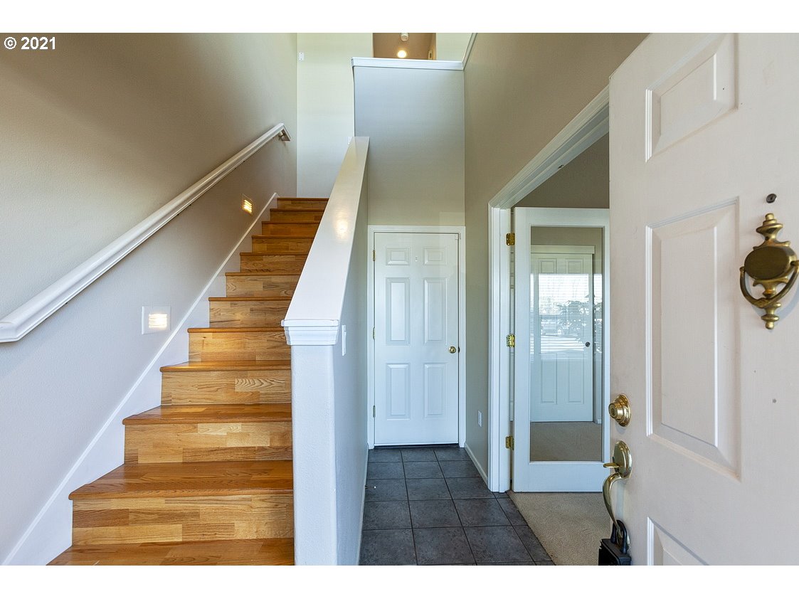 542 Northeast Bridgeton Road Portland, OR 97211 - Photo 3 of 31 Gallery Image 3