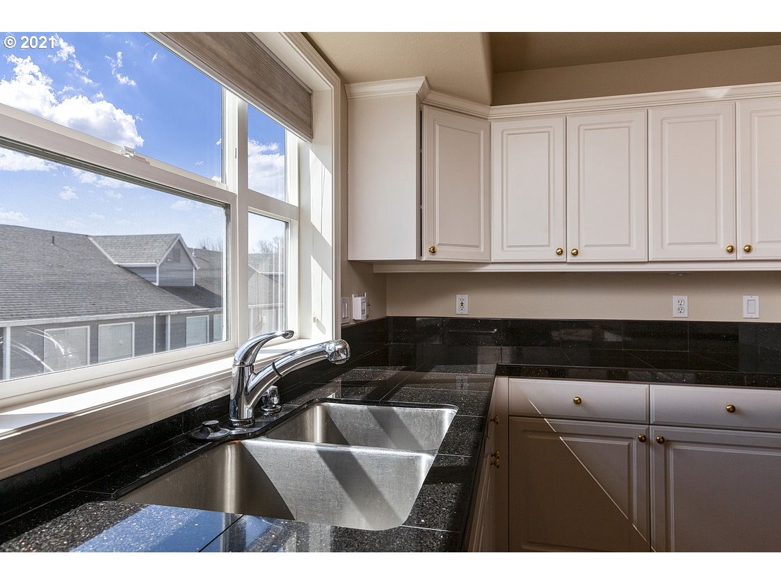 542 Northeast Bridgeton Road Portland, OR 97211 - Photo 9 of 31 Gallery Image 9