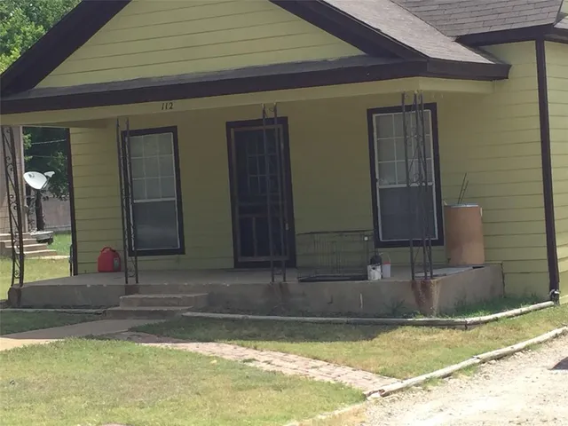a view of back yard of the house
