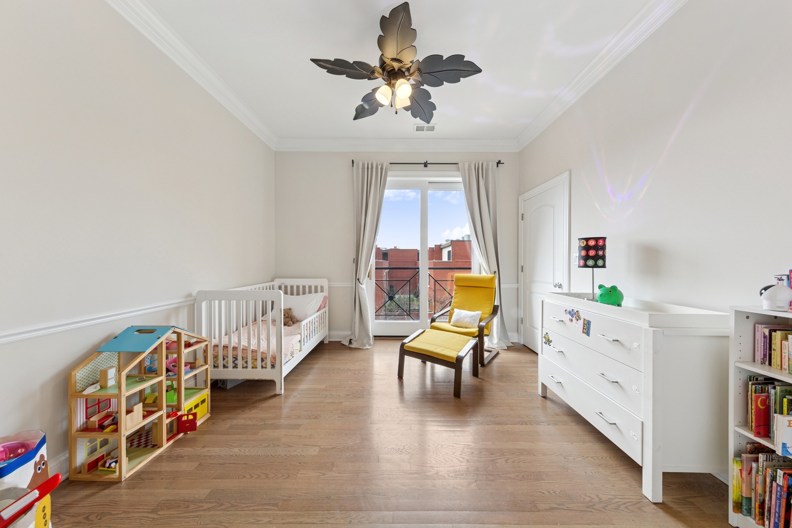 802 West Wolfram Street, Unit 3S Chicago, IL 60657 - Photo 14 of 18 a bedroom with furniture and a book shelf