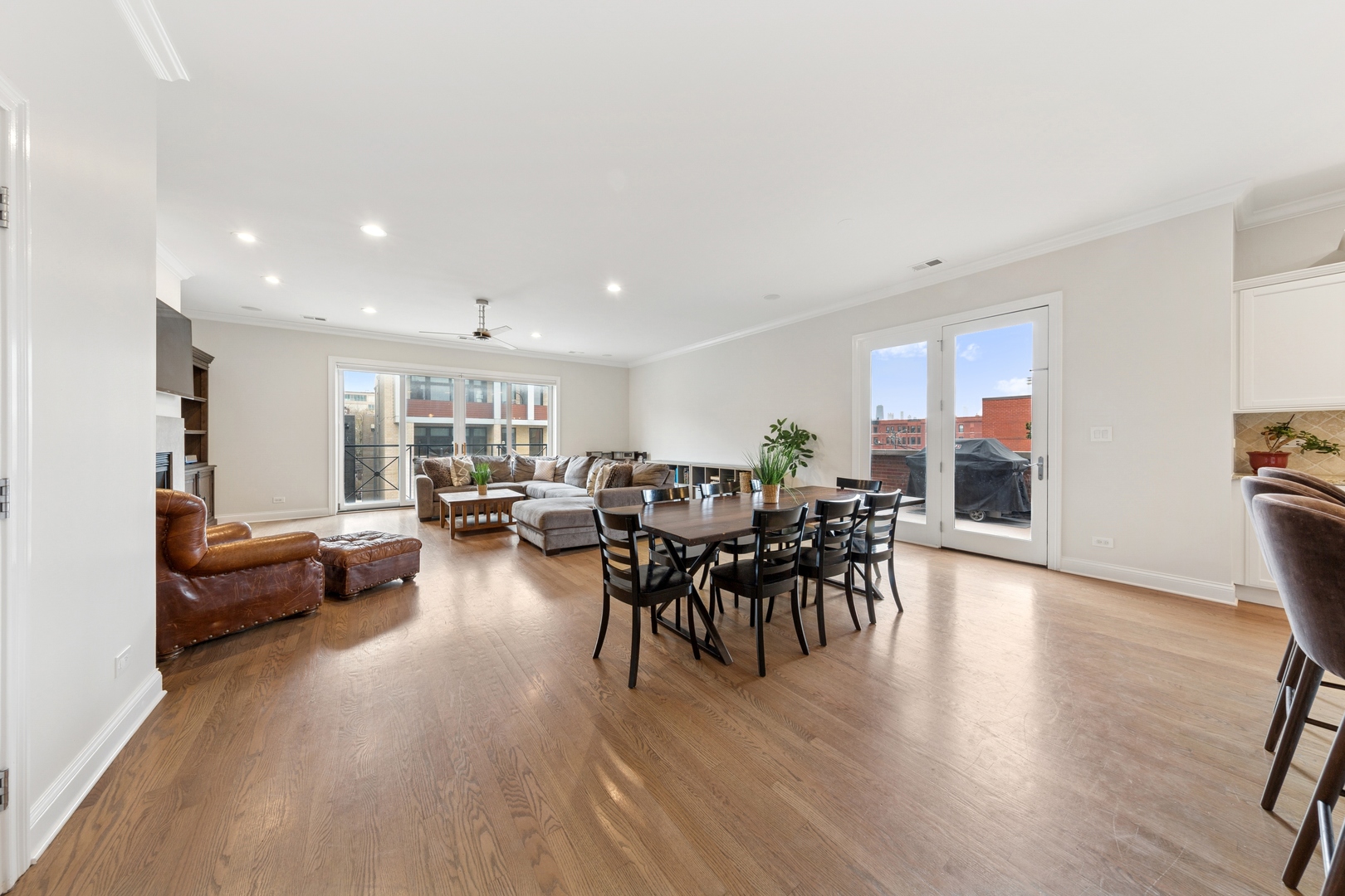 802 West Wolfram Street, Unit 3S Chicago, IL 60657 - Photo 5 of 18 a living room with furniture and a wooden floor