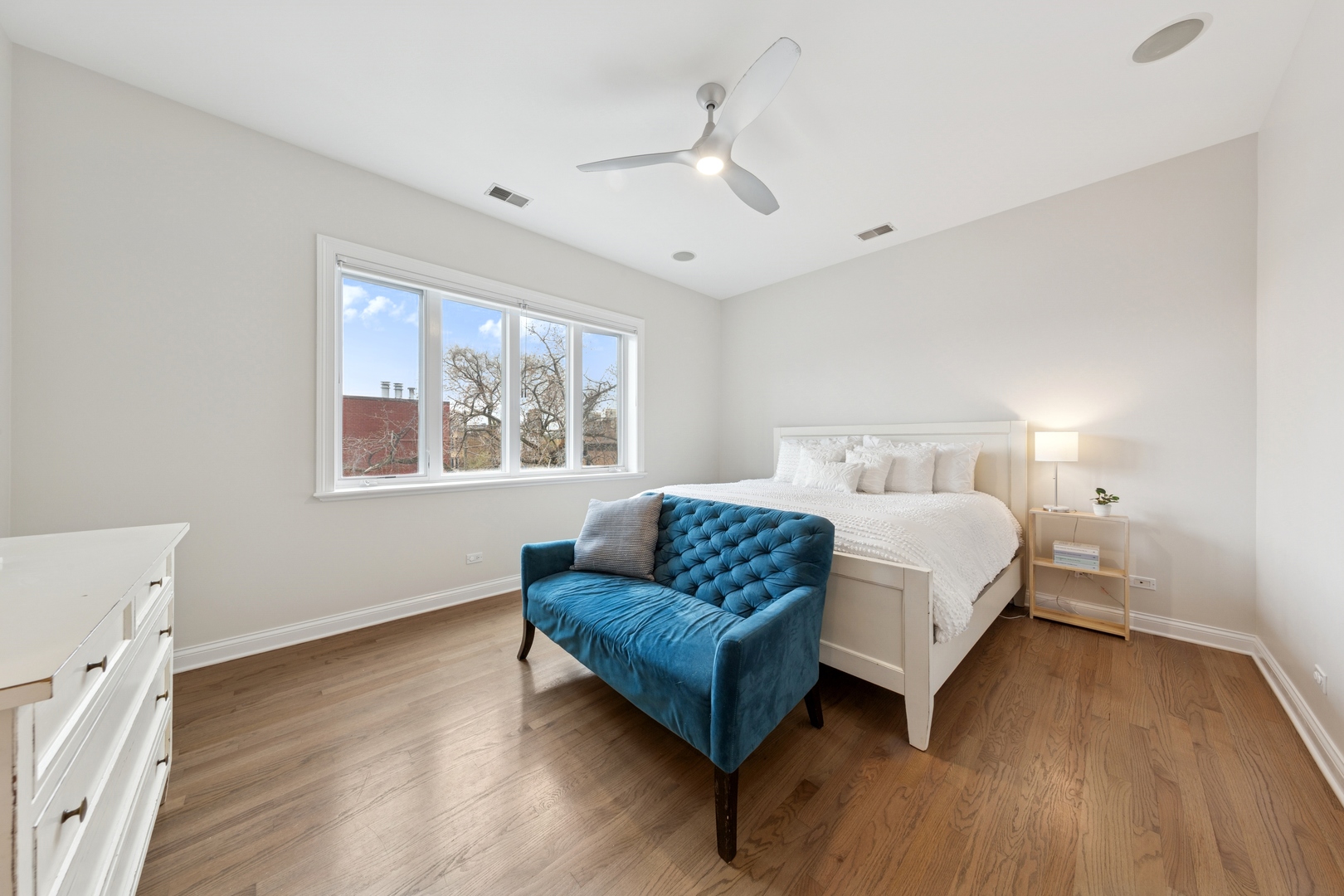 802 West Wolfram Street, Unit 3S Chicago, IL 60657 - Photo 10 of 18 a bedroom with a bed couch and window