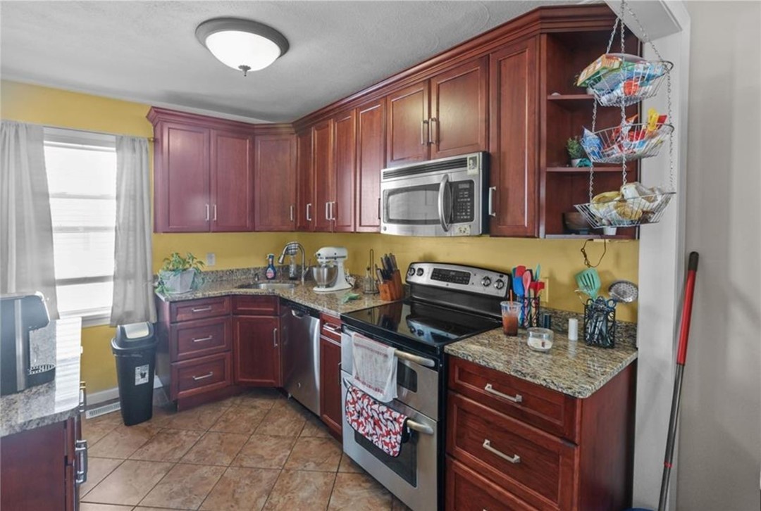 70 Perkins Avenue Cranston, RI 02910 - Photo 5 of 19