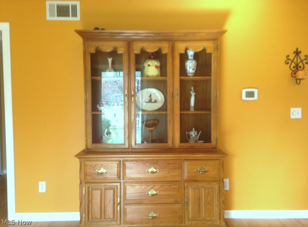 952 Hudson Road Kent, OH 44240 - Photo 6 of 20 Plenty of space for your dining room furniture.