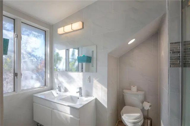 $420,000 | 943 West 33rd Terrace, Kansas City, MO 64111