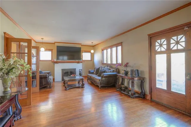 $420,000 | 943 West 33rd Terrace, Kansas City, MO 64111