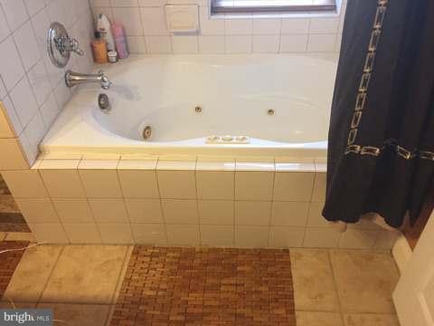 820 K Street Northeast Washington, DC 20002 - Photo 13 of 14 a bathroom with a bathtub