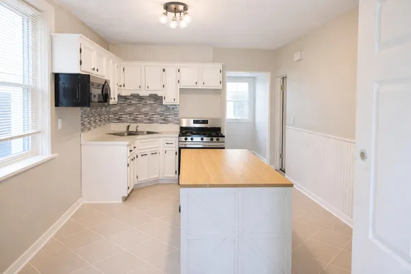 $1,950 | 4925 West Henderson Street, Unit 1, Chicago, IL 60641