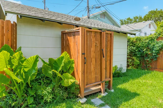 a view of a back yard