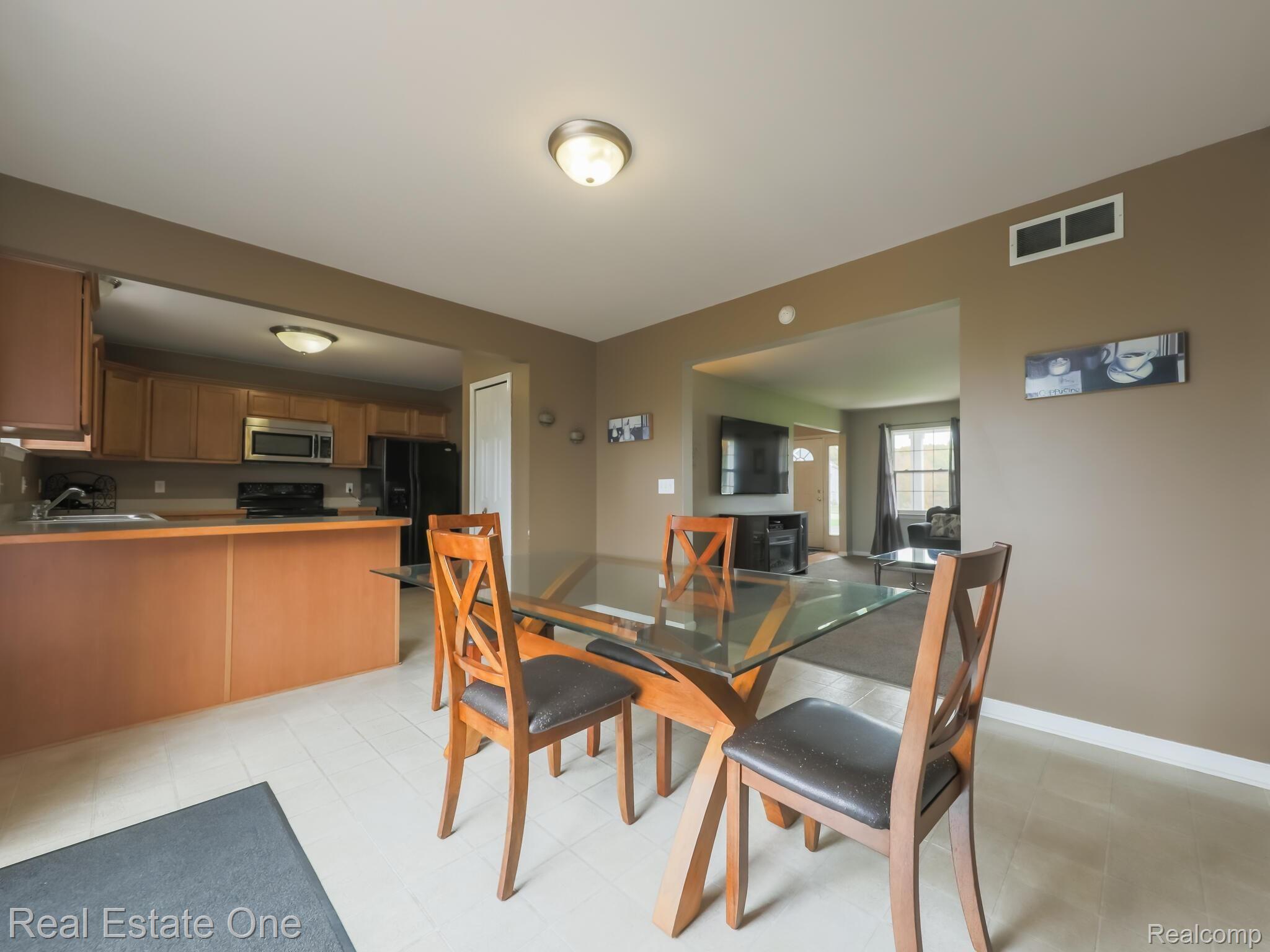 2910 Clivedon Road Howell, MI 48843 - Photo 15 of 43 15-Clivedon.jpg