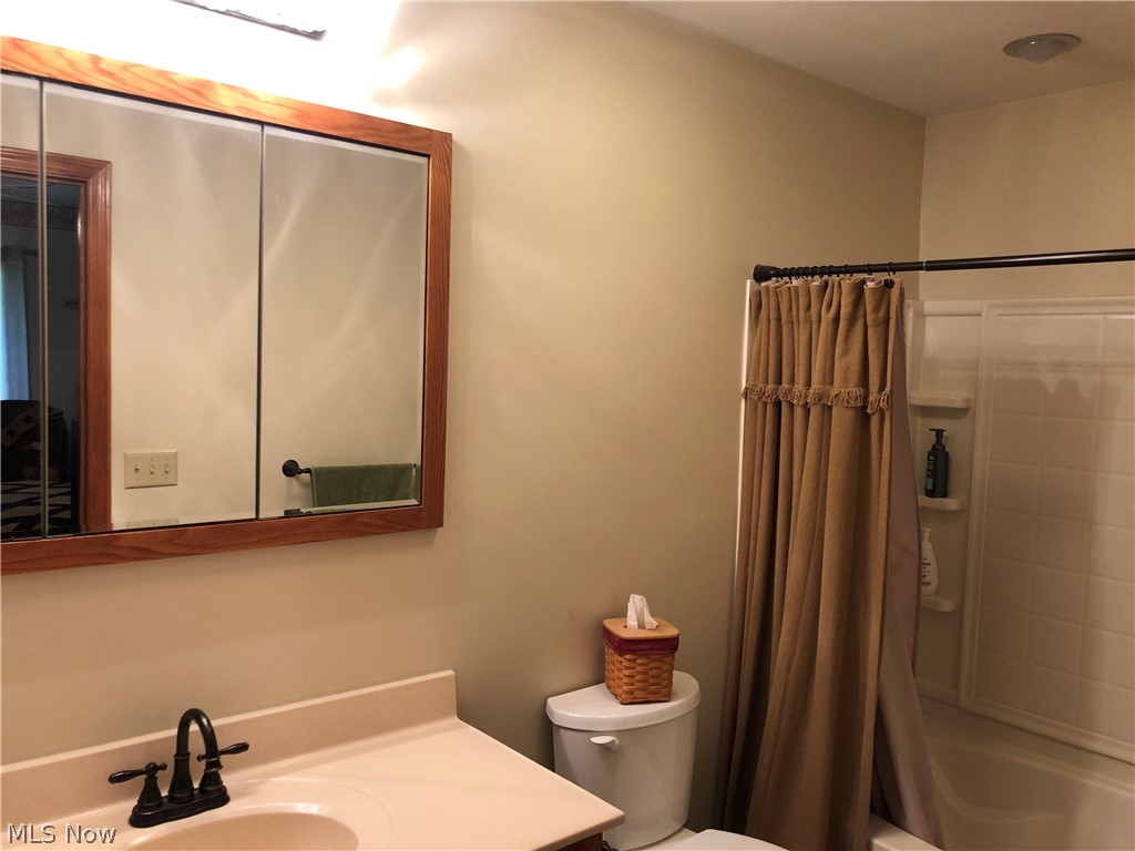 68185 Old Twenty One Road Cambridge, OH 43725 - Photo 20 of 33 Master bath