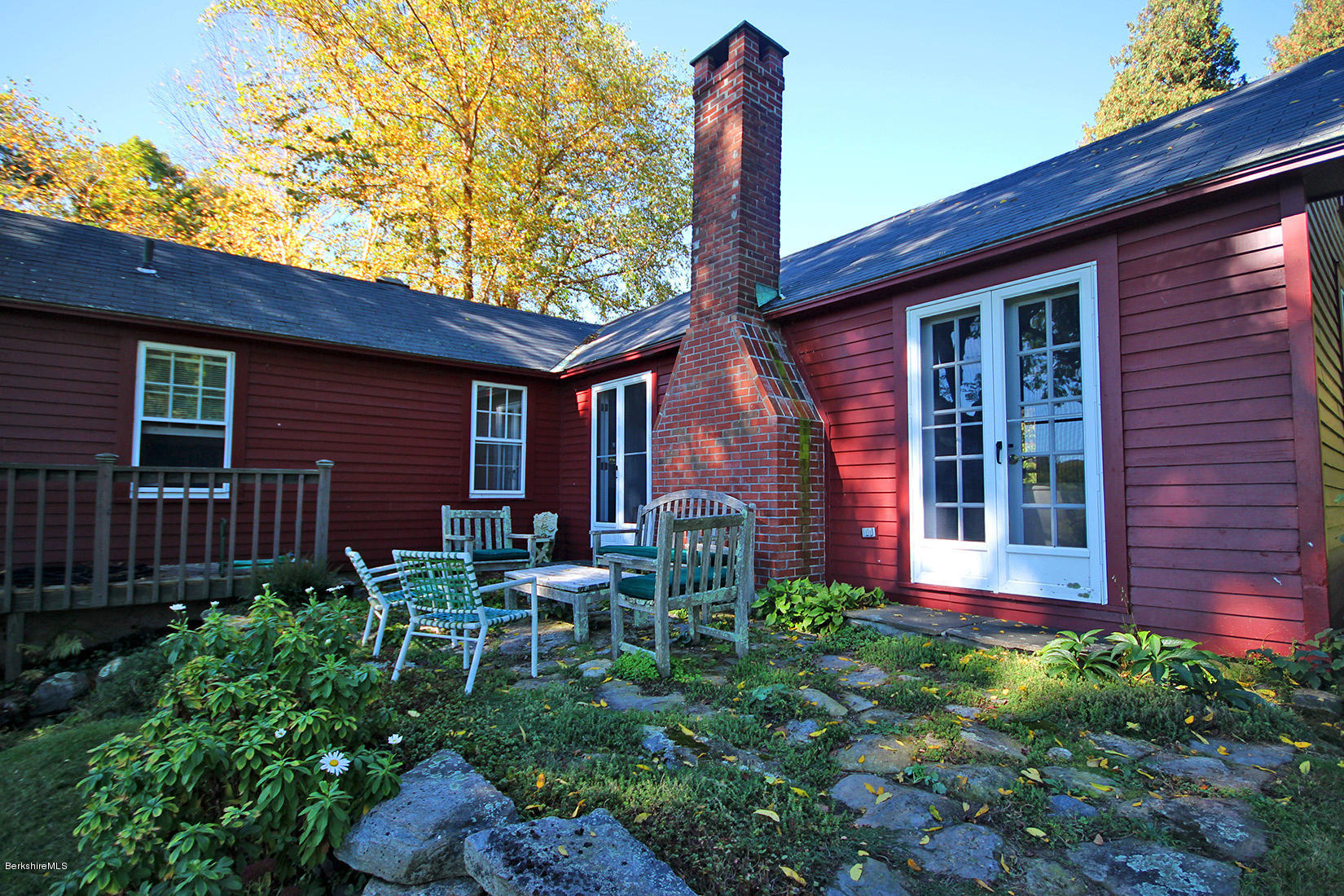 20 Main Street Stockbridge, MA 01262 - Photo 6 of 40 a front view of a house with garden