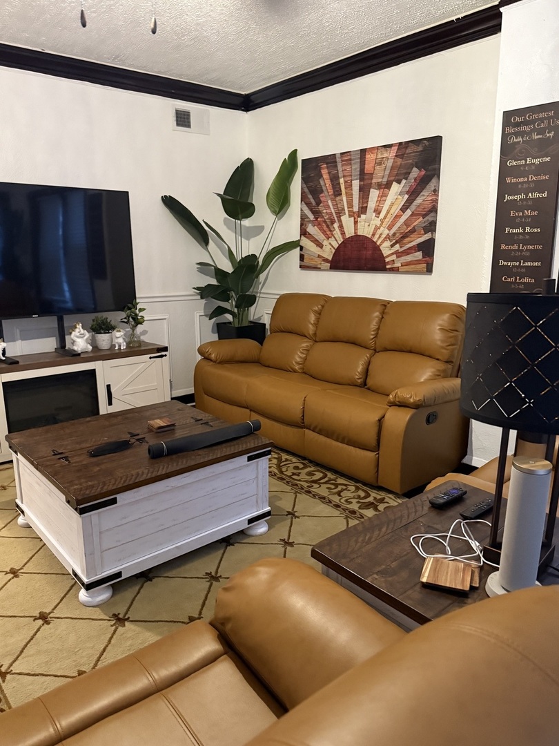 7825 South Paulina Street Chicago, IL 60620 - Photo 2 of 34 a living room with furniture