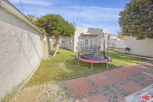 a view of back yard of the house