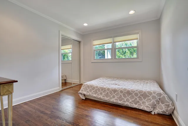 a view of a house with yard