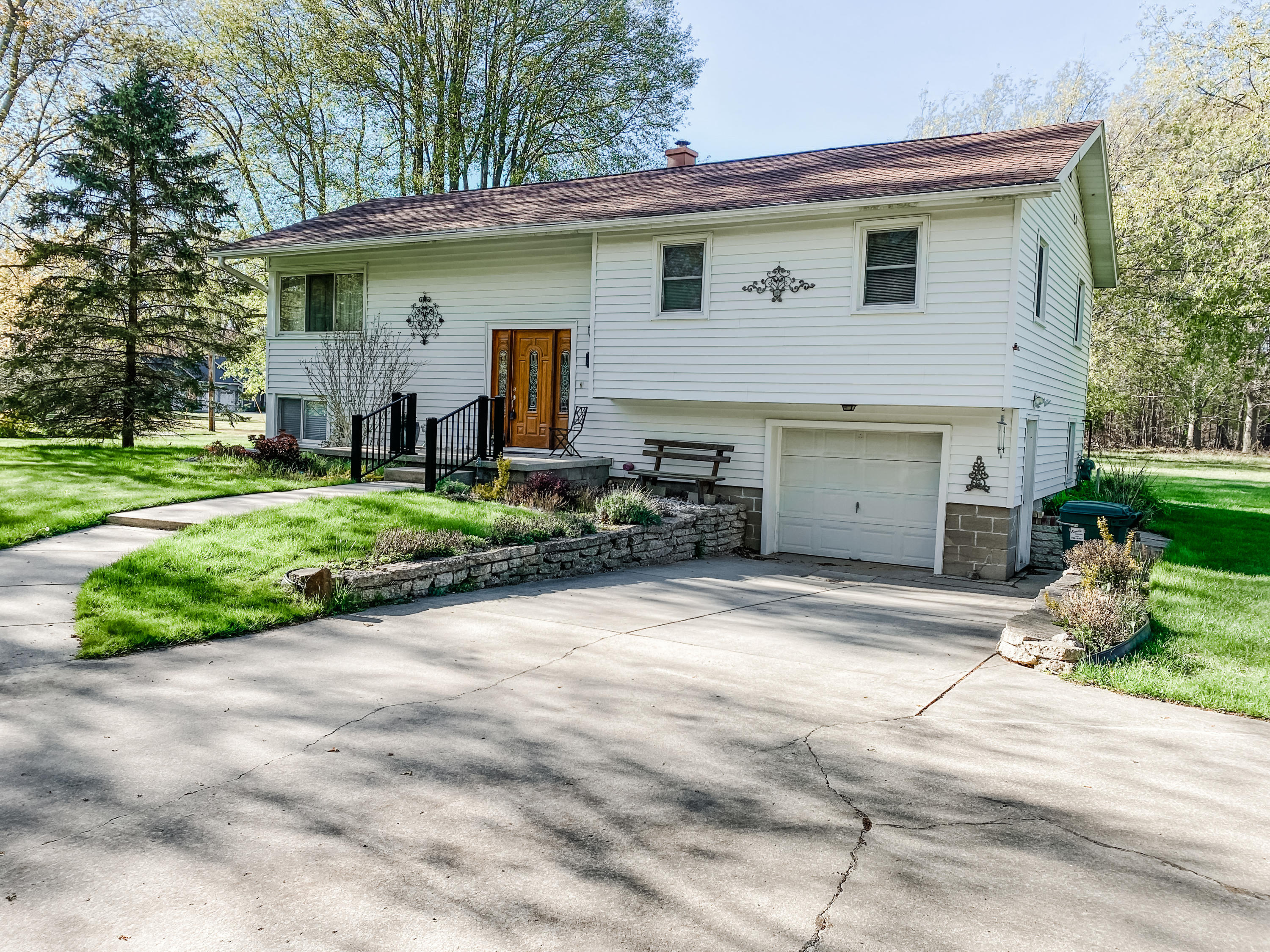 2540 Fenner Road Muskegon, MI 49445 - Photo 2 of 34 EAF47769-E5BA-471D-919C-BF6DF713B302