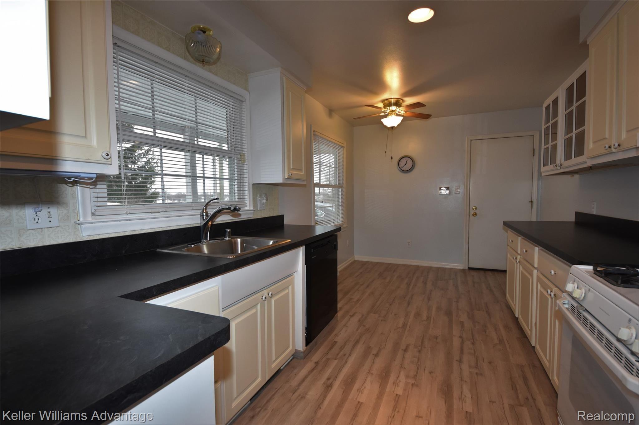26137 Middlebelt Road Farmington, MI 48334 - Photo 2 of 21 DSC_8525.JPG