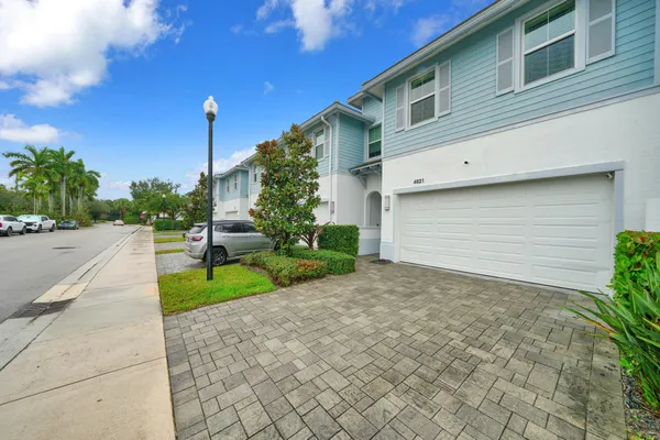 $679,000 | 4821 Pointe Midtown Road, Palm Beach Gardens, FL 33418