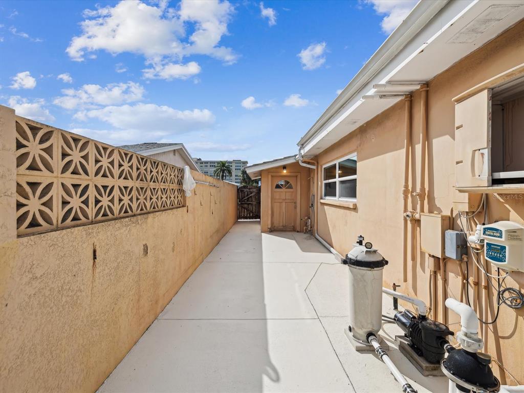 11549 48th Avenue North St. Petersburg, FL 33708 - Photo 23 of 37 a view of a entryway