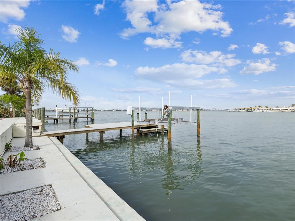 11549 48th Avenue North St. Petersburg, FL 33708 - Photo 25 of 37 a view of ocean with boats