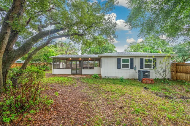 a view of a house with backyard