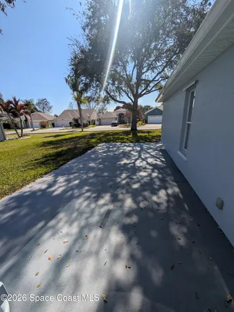 a view of back yard of the house