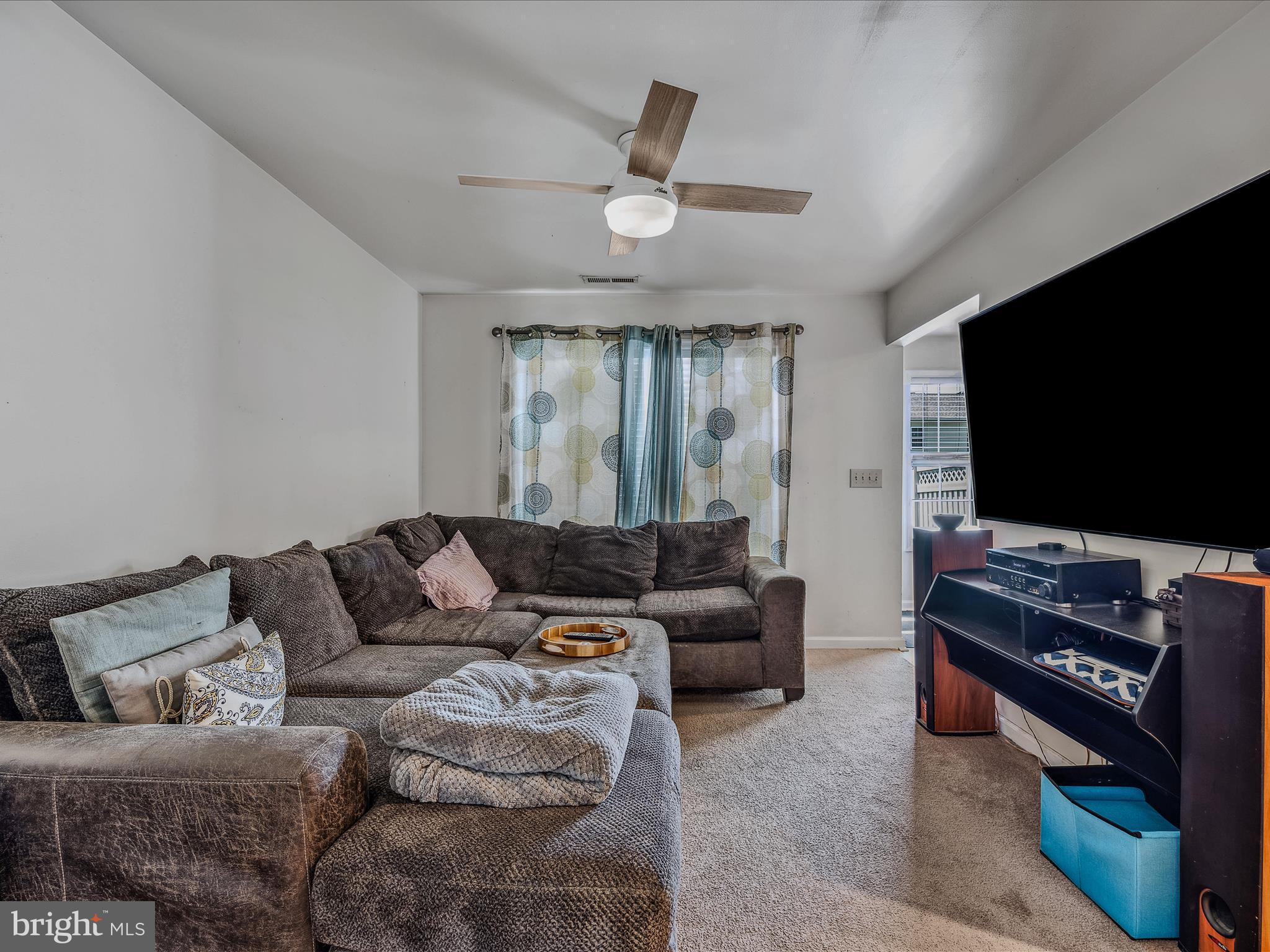100 Fuzzy Tail Drive Ranson, WV 25438 - Photo 3 of 33 Living Room