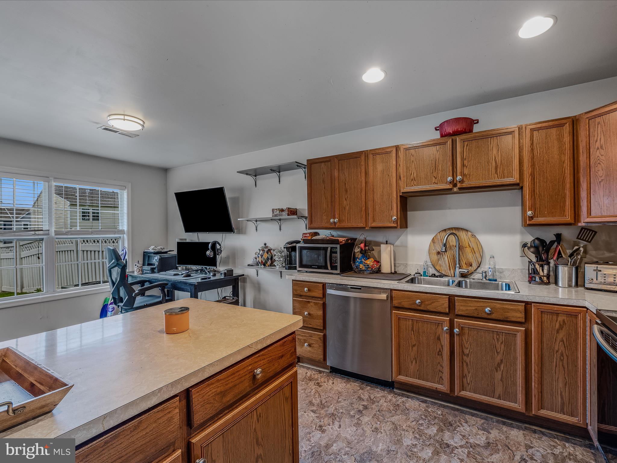 100 Fuzzy Tail Drive Ranson, WV 25438 - Photo 7 of 33 Kitchen & Dining