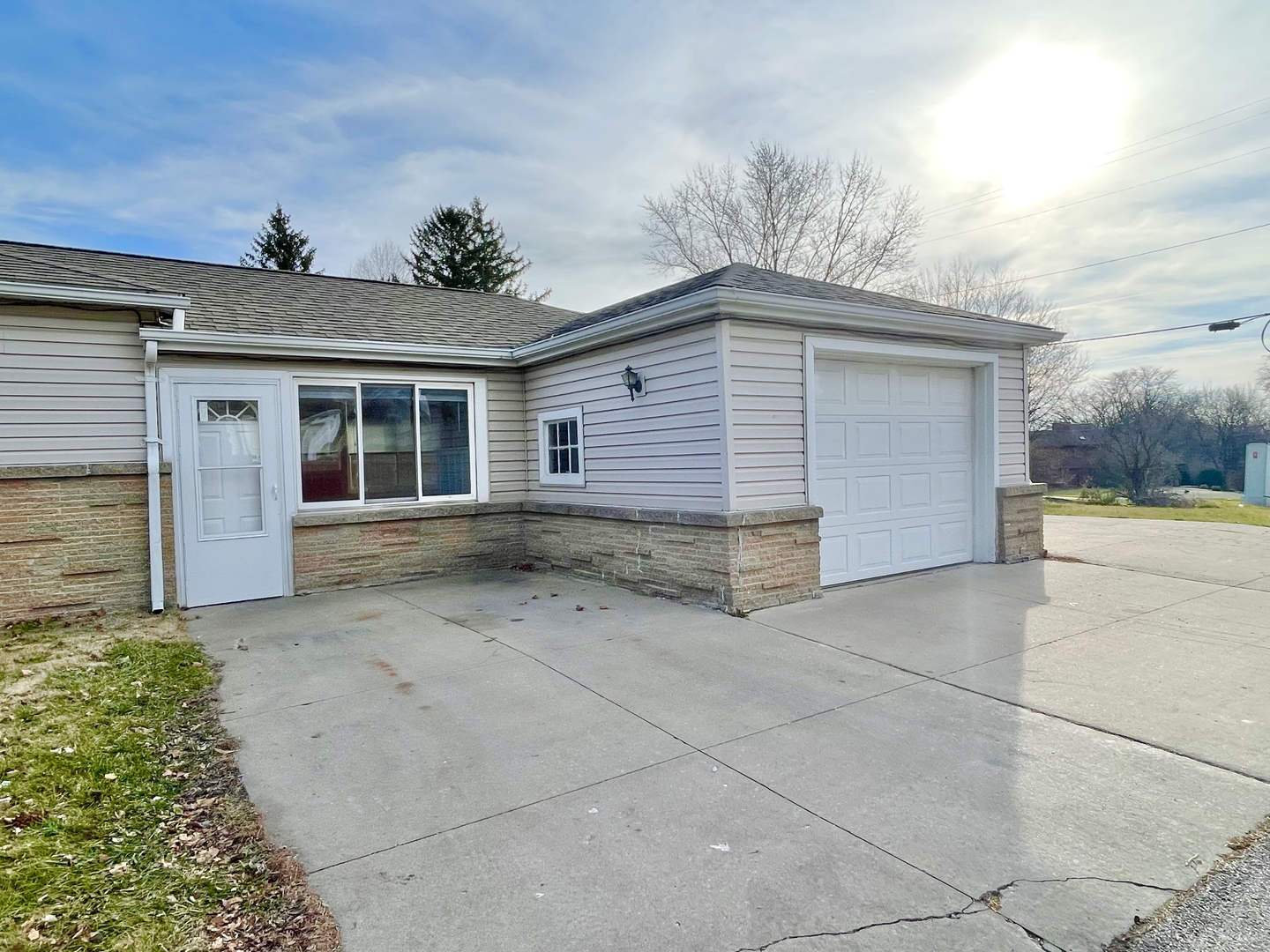 432 Shooting Park Road Peru, IL 61354 - Photo 2 of 17 Gallery Image 2