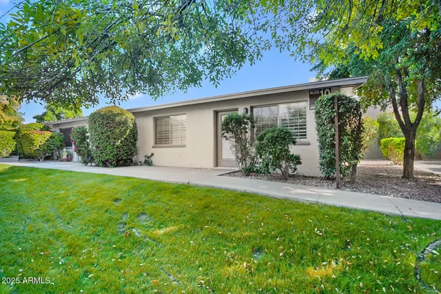 a view of a house with backyard and a garden