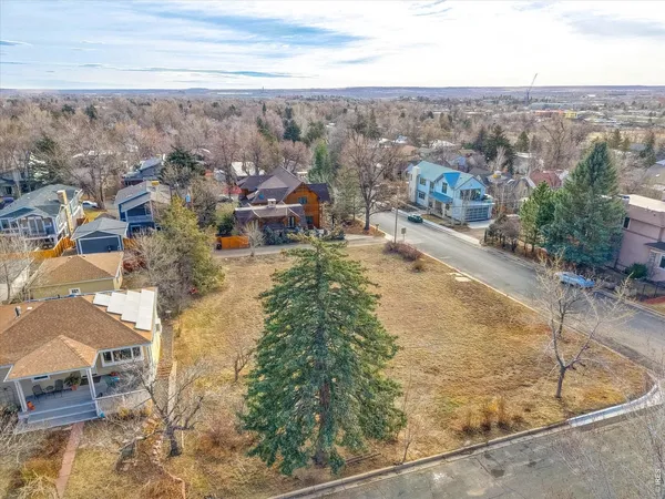 an aerial view of residential house and lake view